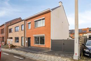 In het centrum van Diest bevindt zich deze instapklare halfopen bebouwing die in de afgelopen jaren volledig werd gerenoveerd. Een ideale...