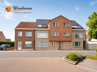 Bij het binnenkomen word je verwelkomd in de inkom die toegang geeft tot de verschillende ruimtes van het appartement. De leefruimte sluit aan op de ingerichte keuken. De keuken is voorzien van oven, kookvuur, dampkap en koelkast. <br /><br />Het appartement beschikt over twee slaapkamers. De badkamer is voorzien van een ligbad en een lavabo, en er is een afzonderlijk toilet. Een aparte berging zorgt voor extra opbergruimte.<br /><br />Via de slaapkamer heb je toegang tot een terras, waar je kan genieten van een momentje in de buitenlucht.<br /><br />Het appartement is beschikbaar vanaf juli 2026 en wordt verhuurd aan een huurprijs van €700 en €15 vaste kosten per maand.<br /><br />Ben je op zoek naar een praktisch en comfortabel appartement op een rustige ligging, dan is dit zeker een bezoek waard. Neem gerust contact met ons op voor meer informatie of om een afspraak voor bezichtiging in te plannen.