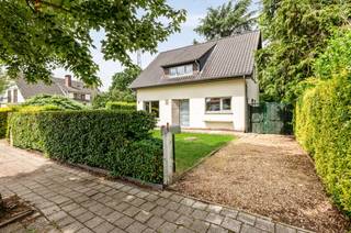 <div><div> <p>Open bebouwing met tuin op 1.064 m². </p><p>Op een goede locatie bevindt zich deze open bebouwing op een perceel van 1.064 m². De west-gerichte tuin van circa 800 m² biedt een aangename buitenruimte met veel privacy. Via de inkomhal op tegelvloer komt u binnen in de woning. Op het gelijkvloers is er een afzonderlijk gastentoilet met handenwasser, een leefruimte van 36 m² en een deels ingerichte keuken die aansluit op de woonkamer. Daarnaast is er een bureel of multifunctionele kamer, geschikt als extra slaapkamer of hobbyruimte. Op de eerste verdieping bevinden zich drie slaapkamers en een badkamer die is voorzien van een ligbad, toilet en dubbele wastafel. Deze woning biedt als troeven de vernieuwde PVC-ramen en de topligging, samen met het ruime perceel en de aangename tuin met veel buitenruimte. </p></div> </div>