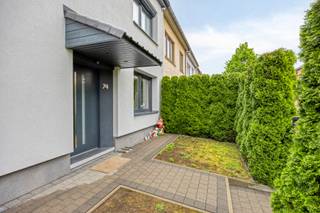 Immo Pické biedt u deze volledig gerenoveerde woning (2019) aan in Sint-Pieters-Leeuw, gelegen in de nabijheid van scholen, winkels, openbaar...