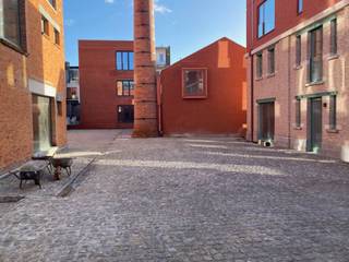 In voormalige snoepjesfabriek omgevormd tot karaktervol residentieel complex bevindt dit rustig en centraal gelegen ruim appartement zich, met aangenaam terras uitgevend op binnentuin. Volledig nieuw geïnstalleerd naar laatste norm, 2 comfortabele slaapkamers. Bijzonder ruime leefruimte met hyper- geïnstalleerde ingerichte keuken. Moderne badkamer voorzien van alle gemakken. Mogelijkheid tot huren van parking met laadpaal aan 125 euro per maand. Kelder aanwezig alsook fietsenstalling. Energiezuinig! Volledig geschilderd en wordt voorzien van verlichtingsarmaturen en gordijnrails.