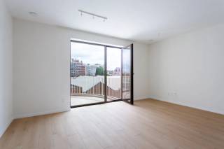 Op de derde verdieping van het stijlvolle nieuwbouwproject 30Noord bevindt zich dit moderne en lichtrijke appartement. Dankzij de uitstekende ligging woont u op slechts enkele minuten van het bruisende Eilandje, Park Spoor Noord en het historische stadscentrum van Antwerpen. Bovendien geniet u van een vlotte bereikbaarheid via het openbaar vervoer en de belangrijkste invalswegen.<br /><br />Het appartement beschikt over een aangename en lichtrijke leefruimte met een open, volledig ingerichte keuken, uitgerust met alle nodige inbouwtoestellen. Aan de achterzijde bevindt zich de ruime slaapkamer met een ensuite badkamer, voorzien van een inloopdouche en een wastafel met opbergmeubel. Vanuit de slaapkamer heeft u rechtstreeks toegang tot het gezellige terras, waar u in alle rust kunt genieten van de buitenlucht.<br /><br />Een ideale woonst voor wie op zoek is naar comfortabel en hedendaags wonen op een centrale locatie.<br /><br />Huurprijs: 950 EUR/maand<br />Provisie kosten: 100 EUR/maand<br />parking: 125 EUR/maand<br />Beschikbaarheid: Onmiddellijk <br />