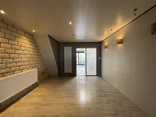 <p><span>ANTWERPSESTRAAT 180, 2850 BOOM</span></p><p><span>Centraal gelegen gezinswoning!</span></p><p><span> </span></p><p><span>Deze gezinswoning is uiterst goed bereikbaar via de A12. Er is een goede connectie met het openbaar vervoer richting Antwerpen en Mechelen.</span></p><p><span>Op minder dan 3 kilometer zijn er diverse winkels en supermarkten bereikbaar.</span></p><p><span>Aan scholen geen gebrek In Boom, zo is er een ruime keuze aan lagere en middelbare scholen, allen veilig bereikbaar met de fiets.</span></p><p><span> </span></p><p><span>De woning zelf is op te frissen. Mits verdere afwerking kunnen er vier slaapkamers gemaakt worden op de bovenste verdiepingen.</span></p><p><span>De woning zelf omvat momenteel op het gelijkvloers: een inkomhal, een leefruimte met open keuken.</span></p><p><span>Op tuinniveau een kelder en een tuintje met achteringang.</span></p><p><span>Op Verd. +1: een slaapkamer en een ruime badkamer.</span></p><p><span>Op Verd. +2: een ruime slaapkamer. </span></p><p><span>Op Verd. +3: een af te werken ruimte met de mogelijkheid tot twee slaapkamers. </span></p><p><span> </span></p><p><span>Voor meer info of een bezoek: 03 888 44 01 of via <span>info@immodillen.be</span></span></p><p><span> </span></p>