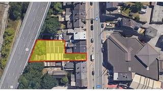 Charleroi - Trevi La Propriété vous présente ce hangar de 550m² d'un seul tenant. L'immeuble qui servait d'accès au hangar a subi un sinistre mais l'accès reste libre. Ceci est sans doute une bonne occasion pour redessiner la devanture et rebâtir quelque chose de très fonctionnel.idéalement situé, près des accès de circulation rapide. Prix souhaité 295.000
