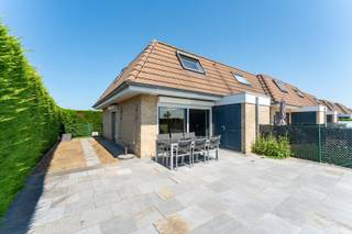 <p>Te koop: ruime vakantiewoning in het vakantiepark &quot;Princess Garden II&quot;, gelegen aan de Westendelaan.</p>
<p><br /> </p>
<p>Deze instapklare vakantiewoning biedt een praktische indeling en een uitstekende ligging dankzij de vlotte bereikbaarheid via de invalsweg naar zowel Westende-drop als Middelkerke. ideaal voor wie op zoek is naar comfort en een zorgeloze tweede verblijfplaats aan de kust. Met een bewoonbare oppervlakte van 69 m², een zonnig terras van 39 m² en een inbegrepen staanplaats geniet je hier van alle ruimte om optimaal te ontspannen. Bovendien is de woning zongericht, waardoor je de hele dag door van de zon kunt genieten.</p>
<p><br /> </p>
<p><strong>Belangrijkste ruimtes:</strong><br />• Woonkamer met natuurlijke lichtinval.<br />• Functionele keuken met basisvoorzieningen.<br />• Drie slaapkamers, ideaal voor vakantiegangers.<br />• Badkamer met praktische indeling.<br />• Ruim, zongericht terras van 39 m², ideaal om de hele dag buiten te genieten.</p>
<p><br /> </p>
<p><strong>Troeven:</strong><br />• Inclusief private staanplaats voor de deur.<br />• Instapklaar en geschikt als tweede verblijf of vakantieverhuur.<br />• Heel de dag genieten van de zon.</p>
<p><br /> </p>
<p>Neem vandaag nog contact op met je ERA-makelaar voor een bezoek.</p>
<p><br /> </p>
<p><strong>JOUW DROOMHUIS. ZO GEVONDEN!</strong></p>
