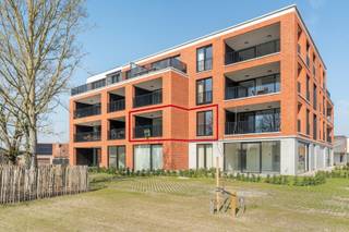 Nieuwbouwappartement met één slaapkamer, terras en ondergrondse autostaanplaats te koop in Zulte.<br /><br />Residentie Strohalm is een prestigieus nieuwbouwproject op een uitmuntende, centrale ligging in Zulte. Vanuit deze locatie geniet u van een vlotte verbinding naar Deinze, Waregem en het op- en afrittencomplex van de E17 in Kruisem. De groene tuin rondom het project zorgt dan weer voor de nodige rust.<br /><br />Verder beschikt de residentie over ondergrondse parkeerplaatsen, aparte bergingen, een ruime gemeenschappelijke tuin en bezoekersparking. Alle nodige faciliteiten, zoals winkels, scholen en openbaar vervoer, bevinden zich op wandelafstand, wat het wooncomfort nog verder verhoogt.<br /><br />Dit appartement van 91,58 m² bevindt zich op het eerste verdiep en beschikt over een terras aan de zijkant van het gebouw. De indeling is doordacht en praktisch, met een kwalitatieve afwerking en moderne technieken.<br /><br />Indeling:<br />- Lichtrijke leefruimte met toegang tot het terras<br />- Volledig uitgeruste keuken met kookeiland<br />- Berging voor extra opbergruimte<br />- Apart gastentoilet<br />- Badkamer met dubbele lavabo en inloopdouche<br />- Volwaardige slaapkamer<br />- Dressing<br /><br />Voorzieningen:<br />- Geothermische warmtepomp met een interne boiler van 180 liter<br />- Vloerverwarming voor optimaal comfort<br />- Ventilatiesysteem type D voor een gezond binnenklimaat<br />- Videofonie voor extra veiligheid<br /><br />Ondergrondse parkeerplaatsen en bergingen dienen mee aangekocht te worden bij het appartement.<br /><br />E-peil: maximaal 25, S-peil: maximaal 28. <br /><br />In deze residentie zijn in totaal nog 2 appartementen beschikbaar, met oppervlaktes van 92 m² en 116 m². De appartementen beschikken over 1 of 2 slaapkamers.<br /><br />Prijzen:<br />- Appartementen (exclusief kosten): tussen €315.421 en €412.976<br />- Ondergrondse parkeerplaatsen (exclusief kosten): tussen €20.000 en €23.000<br />- Ondergrondse bergingen (exclusief kosten): tussen €5.293 en €10.397<br /><br />Wenst u meer informatie of een bezoek ter plaatse? Neem gerust contact met ons op en ontdek zelf de troeven van Residentie Strohalm!