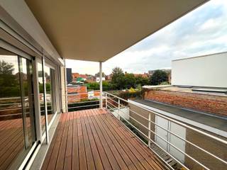 Ben je op zoek naar een gezellig en lichtrijk appartement in Mechelen? Dit charmante appartement op de eerste verdieping combineert ruimte, comfort en rust, op een aangename locatie in de stad, met winkels, voorzieningen en openbaar vervoer binnen handbereik.<br /><br />Het appartement beschikt over een inkomhal met aparte toilet, een ruime eetkamer en woonkamer met open, volledig ingerichte keuken, twee volwaardige slaapkamers en een badkamer uitgerust met een douche, bad en lavabo. Daarnaast is er een praktische berging met aansluitingen voor een wasmachine en droogkast. Het appartement heeft overal rolluiken en langs het terras zijn ze automatisch. <br /><br />Een absolute troef is het ruime terras, dat rechtstreeks toegankelijk is vanuit de woonkamer en de ideale plek vormt om heerlijk te ontspannen. Bovendien beschikt het appartement over een grote garage met automatiche poort, wat zorgt voor extra comfort en opbergruimte.<br /><br />Huurprijs: € 1.050 per maand<br />Gemeenschappelijke kosten: € 64 per maand<br />Bewoonbare oppervlakte: 105 m²<br />EPC: B – 121 kWh/m²/jaar<br />Extra troeven: ruim terras en grote garage<br /><br />Interesse in dit appartement? Stuur een mailtje naar info@immosir.be en we plannen graag een bezoek in!