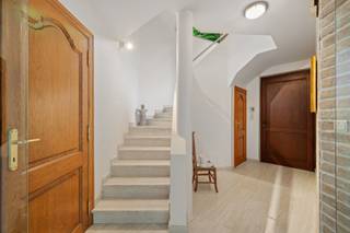 Deze charmante villa uit 1996 ligt in een rustige doodlopende straat, omgeven door groen en op korte afstand van het Meer van Keerbergen. Het...