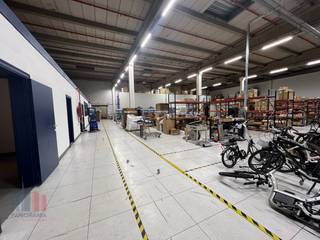 Logistiek magazijn met een oppervlakte van 1.407 m² in combinatie met 103 m² kantoor te huur. Strategisch gelegen op een boogscheut van Antwerpen...