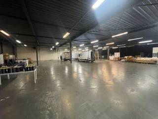 Entrepôt à louer à Ninove avec accès facile à la voie rapide. L'unité de 1 110 m² située à l'avant du site présente une hauteur de 4 mètres, un sol...