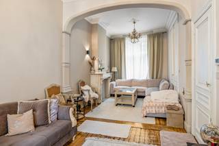Op een uitstekende locatie te Edegem bevindt zich deze karaktervolle, instapklare woning met 3 slaapkamers en een aangename stadstuin. Het gezellige centrum van Edegem met zijn winkels, horeca en scholen ligt op wandelafstand. Tevens geniet u van een uitstekende bereikbaarheid vlak bij belangrijke invalswegen richting Antwerpen en Brussel.<br /><br />We betreden de woning via de authentieke inkomhal met vestiairemogelijkheden. De ruime leefruimte met hoge plafonds kunt u inrichten met een gezellige zithoek en een aparte eetplaats. Achteraan de woning bevindt zich de ruime open keuken die mooi werd geïntegreerd in het geheel, geniet van veel natuurlijke lichtinval en is voorzien van kwalitatieve toestellen. Via de keuken heeft u daarnaast ook toegang tot de aangename stadstuin. Hier kunt u steeds in alle rust en privacy genieten van het mooie weer. De nachthal op de eerste verdieping geeft toegang tot de masterbedroom en de erg ruime badkamer met lavabo, toilet en douche. Op de tweede verdieping bevinden zich nog 2 slaapkamers. Tenslotte beschikt deze woning ook over een praktische kelder, een conforme elektrische keuring en een gunstig EPC.<br /><br />Dit is een uitstekende opportuniteit als u op zoek bent naar een instapklare woning met 3 slaapkamers nabij het centrum van Edegem. Contacteer ons voor meer informatie op 0479/47.09.61 of via info@boonstravastgoed.be.<br /><br />Bijzonderheden :<br />- Gunstig EPC<br />- 3 slaapkamers<br />- Uitstekende locatie
