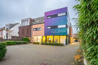 Modern gelijkvloersappartement nabij het centrum van Wuustwezel.Gezamelijke inkomhal, leefruimte ca. 36m² met open keuken. De keuken is volledig...