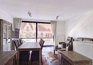 <p><span>Ligging<br /></span><span>Je woont hier in het hart van Zeveneken. <br />Lochristi, Lokeren en Beervelde liggen om de hoek, de invalswegen naar Gent en Antwerpen zijn snel bereikbaar. <br />En achter het dorp wachten de fiets- en wandelroutes.<br /><br /></span><span>appartement met 2 slaapkamers, terras en overdekte staanplaats<br /></span><span>Welkom in dit knap appartement met EPC-label A. <br />Je komt binnen in de living met open keuken. <br />Grote ramen, veel licht, en een terras met uitzicht.<br />De keuken is compact maar volledig ingericht.<br />Verder zijn er twee slaapkamers, een badkamer met douche en meubel met lavabo. <br />Tenslotte is er het comfort van een aparte berging met wasruimte, plus nog een extra berging op het gelijkvloers.<br /><br />Buiten is er een overdekte autostaanplaats, bereikbaar via de doorgang vanaf de straat.<br /><br />Een grote afgesloten garage in het gebouw kan erbij gehuurd worden (65 euro/maand).<br /><br /></span><span>Praktische informatie<br /></span><span>/ 90m²<br />/ 2de verdieping<br />/ lift aanwezig<br />/ EPC label A<br />/ elektriciteit conform<br /><br /></span><span>Huurprijs</span><span>:</span></p><p><span>990 euro/maand + 65 euro gemeenschappelijke kosten, inclusief autostaanplaats<br />Garage optioneel: 65 euro/maand + 10 euro kosten</span></p><p><span><br />Vrij</span><span><br />vanaf 1 oktober 2026<br /><br /></span><span>Bezoek</span><span><br />Gelieve 'jouw huurprofiel' hieronder in te vullen om een aanvraag voor bezoek te doen. <br /><br /></span></p>