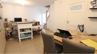 <strong>Comfortabele 2-slaapkamerwoning</strong> met <strong>TERRAS </strong>op een interessante ligging in het <strong>Gezellekwartier</strong> in het <strong>centrum van Brugge</strong>.<br />Een lichtrijke, comfortabele en energiezuinige woonst vlakbij alle modaliteiten die de Brugse binnenstad te bieden heeft. <br />+ Energielabel B!<br />+ Uitstekende mobiscore 9,2 op 10!<br /><br />Omvat een inkom met gastentoilet, lichtrijke living met toegang tot het terrasje, modern ingerichte keuken, 2 ruime slaapkamers, badkamer met douche, toilet & wastafel, berging met voorziening wasmachine en een ruime zeer praktische zolder.<br />#leukwonen #brugge <br /><br />Beschikbaar 1 maart 2026