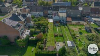 EERSTE KIJKDAG ZAT. 10/10/26 VAN 10U tot 14U (op afspraak 053.60.65.60!!) <br />ITTERBEEK - Woning met 3 slaapkamers en mooie tuin in Itterbeek<br /><br />Op een gunstige locatie langs de Lenniksebaan in Itterbeek bevindt zich deze ruime woning met 3 slaapkamers, een mooie tuin en heel wat potentieel. De woning is doorheen de jaren goed onderhouden, maar kan vandaag een opfrissing gebruiken. Ideaal voor wie op zoek is naar een woning die volledig naar eigen smaak kan worden ingericht.<br /><br />Via de inkomhal kom je binnen in de woning. Vervolgens bereik je de aangename en lichtrijke leefruimte, met aansluitend de praktisch ingerichte keuken.<br /><br />Verder beschikt de woning over een badkamer en twee slaapkamers. Op de bovenste verdieping bevindt zich de derde, ruime slaapkamer onder het dak, die dankzij haar oppervlakte ook mogelijkheden biedt voor bijvoorbeeld een bureau- of hobbyhoek.<br /><br />De woning is bovendien onderkelderd en biedt hierdoor heel wat extra bergruimte.<br /><br />Buiten geniet je van een mooie tuin, een fijne troef voor wie graag over voldoende buitenruimte beschikt.<br /><br />Dankzij de combinatie van de beschikbare ruimte, de tuin en de mogelijkheden om de woning naar eigen smaak te moderniseren, is dit een interessante opportuniteit voor wie op zoek is naar een woning met potentieel.<br /><br />De ligging in Itterbeek zorgt bovendien voor een vlotte verbinding met winkels, scholen, openbaar vervoer en belangrijke invalswegen.<br /><br />Benieuwd naar de mogelijkheden van deze woning? Neem gerust contact met ons op voor meer informatie of een bezoek.