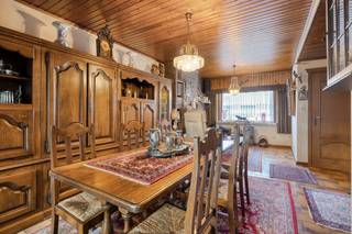 Vlakbij het centrum van Beveren kan je deze interessante woning terugvinden.<br />Deze woning geniet een uitstekende locatie vlakbij scholen, winkels en openbaar vervoer. <br /><br />Je komt de woning binnen via de inkomhal, verder zijn er twee handige bergingen.<br />Vanuit de inkomhal kom je in de leefruimte, die aansluit op de keuken.<br />De veranda, ingericht met een leuke bar.<br />De keuken geeft toegang tot een extra berging, voorzien van aansluitingen voor wasmachine en droogkast.<br />Verder is er op het gelijkvloers een apart toilet aanwezig.<br /><br />De veranda vormt een aangename overgang naar buiten en geeft rechtstreeks toegang tot het terras en de gezellige tuin.<br />Achteraan de tuin bevindt zich een tuinhuis, ideaal voor extra stockage.<br /><br />Op de eerste verdieping zijn er <strong>twee ruime slaapkamers </strong>en de badkamer, voorzien van een zitbad, lavabo en toilet.<br />Via een vaste trap bereik je de zolderverdieping. Deze ruimte kan dienen als <strong>derde slaapkamer</strong>, hobbyruimte of bureau. <br /><br />Als kers op de taart is er nog een ruime garage.<br /><br />Bron bewoonbare oppervlakte: EPC-certificaat.<br />Renovatieverplichting residentiële gebouwen van toepassing.<br />https://www.vlaanderen.be/een-huis-of-appartement-kopen/renovatieverplichting-voor-residentiele-gebouwen<br /><br />Een gezellige woning met leuke tuin, in het hart van Beveren.<br />Interesse? Contacteer ons op 03/775.78.79 voor meer informatie of een bezoek!<br />Ben je ook van plan jouw eigendom te verkopen? Maak een afspraak voor een gratis schatting, wij maken er samen een succesverhaal van.