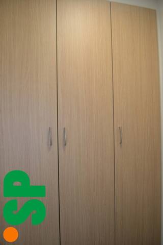 Centraal gelegen recent gelijkvloers appartement bestaande uit inkomhall, apart toilet, leefruimte, ingerichte keuken (dubbele spoelbak,...