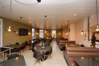 Strategisch gelegen commercieel hoekpand te huur, gelegen op een belangrijke locatie aan ‘de kerk van Mijlbeek’, vlakbij scholen, OLV Ziekenhuis, ....  Dit betreft de super goed draaiende ‘Frituur Mijlbeek’ (reeds de vierde generatie) . Het gelijkvloers (ca. 85 m²) is ingericht als frituur met compleet ingerichte keuken, dubbel sanitair, koeltoog, bergruimte en garage (doet momenteel dienst als extra bergruimte). Op de eerste verdieping is er een verbruikszaal met plaats voor ca. 65 personen. Alle frituurmateriaal (friteuses, kassasysteem, koeltoog, diepvries, werktafel, inboedel,  …) is inbegrepen in de overname. Dubbele beglazing – Frituur compleet vernieuwd in 2011 – airco aanwezig. De maandelijkse huurprijs bedraagt 1.900 euro + onroerende voorheffing. OVERNAME IN ONDERLING OVERLEG. <br /><br />Heeft U interesse in dit bedrijfsvastgoed te huur gelegen te Aalst, contacteer 054 33 62 52 of info@immodelestre.be <br />