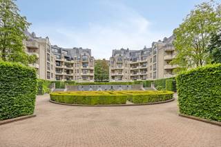 Op een zeer rustige en groene ligging, temidden van een groen park en naast het Brugmannpark, in de Kasteel de Walzinlaan 15, te Ukkel, mooi en standingvol appartement te koop van ± 110 m² op de 3de van een recent en goed onderhouden gebouw.Het appartement biedt:- een ruime inkomhal met apart toilet,- ruime en lichte woonkamer,- Zuidelijk hoekterras van ± 14 m²,- 2 ruime slaapkamers (± 14 en 16 m²),- badkamer (ligbad met douche, 2 wastafels en toilet),- douchekamer (momenteel dienstdoend als wasplaats),- aparte berging, - dubbele garagebox (P60-P61, + 60.000 Euro),- ruime kelder van ± 16 m² (nr 20),- EPC: D+, 156 kWu/(m²jaar),- individuele gasverwarming, - momenteel verhuurd voor lange termijn (dus opzeg van 6 maanden voor eigen bewoning),- concierge in gebouw,- kosten: 166 Euro/maand (gemene delen (concierge, zwembad, feestzaal, park), fonds),Kom zeker een kijkje nemen naar dit uitzonderlijke rustige en groen gelegen appartement!Bestemming: appartementOnroerend goed ingeschreven op de bewaarlijst / beschermd / procedure tot inschrijving of bescherming lopende: neenVerkavelingsvergunning: neenOnroerend goed gelegen in een voorkooprechtperimeter: neenVoorkeurrecht voor de huurder: ja
