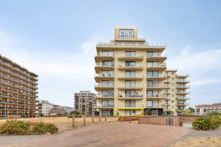 In de residentie Europan bevindt zich dit aangename gelijkvloersappartement op een uitstekende locatie, vlakbij de Esplanade, het strand en het centrum van De Panne.<br /><br />Het appartement beschikt over een gezellige leefruimte met directe toegang tot een ruim en zonnig terras. Verder omvat het een afzonderlijke keuken, één slaapkamer en een badkamer met douche, wastafel en toilet. Een private kelder biedt bovendien extra praktische bergruimte.<br /><br />Dankzij de gunstige ligging en de praktische indeling is dit appartement uitermate geschikt als tweede verblijf aan zee of als interessante investering op een toplocatie in De Panne.<br /><br /><strong>TROEVEN</strong>
<ul>
<li>Gelijkvloers met ruim en zonnig terras</li>
<li>EPC C</li>
<li>Inclusief private kelder</li>
<li>Uitstekende ligging vlakbij de Esplanade en het strand</li>
</ul>