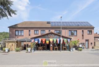 <strong>IDEALIS VASTGOED – INVESTERINGSVASTGOED BESTAANDE UIT EEN HANDELSPAND MOMENTEEL INGERICHT ALS HORECAGELEGENHEID MET BOVENLIGGEND LOGEMENTHUIS ZIJNDE 8 WOONGELEGENHEDEN MET EIGEN ADRES. DE WOONGELEGENHEDEN ZIJN VOORZIEN VAN EEN EIGEN DOUCHE EN TOILET. DAARNAAST IS ER EEN GEMEENSCHAPPELIJKE KEUKEN EN WASPLAATS. HET PAND IS VOLLEDIG GERENOVEERD IN 2018 (O.A. NIEUW DAK, RAMEN, DEUREN, ELEKTRICITEIT, PLEISTERWERKEN,..).<br /><br />LIGGING: </strong><br />Dit investeringsvastgoed is gelegen te Lindeman, Heusden-Zolder centraal t.o.v. het centrum van Heusden-Zolder, Houthalen-Helchteren en andere omliggende steden en gemeenten alsook vlakbij autosnelwegen E313 en E314. Openbaar vervoer, horeca, winkelgelegenheden en scholen vlot bereikbaar.<br /><br /><strong>INDELING: </strong><br />Gelijkvloerse handelsruimte:<br />– caféruimte – overdekt terras – bergplaats café – Inkomhal – toilet dames – toilet heren –<br /><br />Woongelegenheden 1<sup>ste </sup>en 2<sup>de</sup> verdieping:<br />– kamers voorzien van douche en toilet met bewoonbare oppervlaktes variërend tussen 16 en 26 m² – gemeenschappelijke keuken en gemeenschappelijke wasplaats –<br /><br /><strong>BIJZONDERHEDEN:</strong><br />- Goede locatie<br />- Recent volledig gerenoveerd gebouw (2018)<br />- Nieuwe ramen, deuren, pleisterwerken, vloer, elektriciteit,..<br />- Voorzien van zonnepanelen<br />- Goed huurrendement (handelspand €1500, kamers tussen €570 - €750) <br />- De huidige toestand zijnde handelsruimte met 8 woongelegenheden vergund!!<br />- Correcte prijsstelling!<br /><br /><strong>EPC KNR: Label C</strong> met certificaatnummer: 20240514-0003215596-KNR-1<br /><strong>EPC GD:</strong> Certificaatnummer: 20240514-0003207457-GD-1<br /><br /><strong>Onroerend erfgoed:</strong><br />Steenkoolmijn van Helchteren-Zolder: Wijk De Lindeman<br />https://id.erfgoed.net/aanduidingsobjecten/15122<br /><br /><strong>O-peil:</strong> Niet overstromingsgevoelig gebied<br />P-score: A<br />G-score: A<br /><br /><strong>Benieuwd naar deze opbrengsteigendom? Ons IDEALIS Team geeft U met plezier en steeds vrijblijvend de nodige informatie via e-mail, ter plaatse of op ons kantoor te Pelt.<br />Wenst U advies omtrent uw eigen woning? Graag plannen wij vrijblijvend met U een afspraak in om onze expertise met U te delen, steeds tot Uw dienst!!<br />Neem contact op met IDEALIS VASTGOED op 011/515 565 of mail naar info@idealisvastgoed.be!</strong><br />