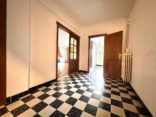 Op zoek naar comfortabel wonen op een toplocatie? Dit instapklare appartement van maar liefst 112 m² biedt alle ruimte én het gemak van een...