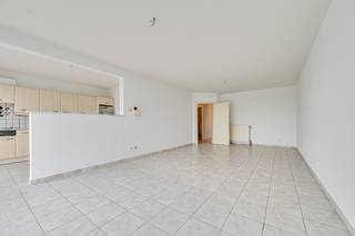 LICHTRIJK APPARTEMENT IN DOODLOPENDE STRAAT MET GARAGE 2 DE VERD. MET LIFT inkomhal, vestiaire hoek, aparte w.c.vrij ruime living met groot...