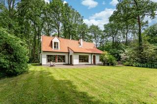 Bent u op zoek naar een uitzonderlijk project waar rust, ruimte en natuur samenkomen? Langs de Veumedreef te Waardamme bevindt zich deze karaktervolle villa. Gelegen in het residentiële en bosrijke Waaroostpark, biedt dit exclusieve eigendom een zeldzame kans om uw droomwoning te realiseren op een indrukwekkend perceel van maar liefst 4.093 m².<br /><br />Op deze locatie langs de Veumedreef, geniet u van een uiterst rustige ligging en optimale privacy, terwijl belangrijke invalswegen, scholen en winkels in Waardamme en Oostkamp vlot bereikbaar blijven.<br /><br />De charmante villa beschikt over een solide structuur en een functionele indeling met enorm veel potentieel. Op het gelijkvloers vindt u een lichtrijke leefruimte, een inpandige garage en een aparte bureauruimte die ideaal is voor thuiswerk. De verdieping biedt plaats aan drie slaapkamers die elk uitkijken op de boomrijke omgeving.<br /><br />Indeling: <br />Gelijkvloers: <br />- Inkomhal<br />- Leefruimte<br />- Keuken<br />- Bureau<br />- Gastentoilet<br />- Garage<br /><br />1ste verdieping: <br />- Badkamer<br />- 3 slaapkamers<br /><br />Dit pand is onderworpen aan de renovatieverplichting van de Vlaamse overheid voor residentiële gebouwen (behoudens bij sloop binnen 5 jaar na de aankoop). Consulteer voor meer informatie de website van het Vlaams Energie- en Klimaatagentschap via https://www.vlaanderen.be/een-woning-kopen/renovatieverplichting-voor-residentiele-gebouwen<br /><br />Bestuursmaatregelen in het maatregelenregister: nee<br /><br />Deze AI-visualisaties zijn bedoeld als inspiratie. Er werd geen rekening gehouden met technische specificaties, stedenbouwkundige voorschriften of de concrete mogelijkheden tot realisatie.