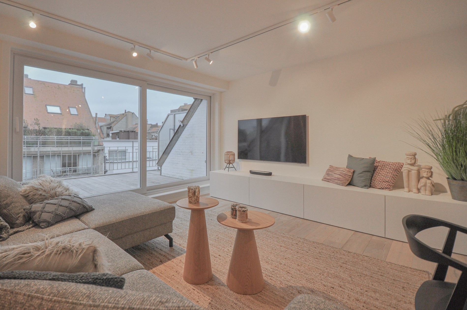 Volledig gerenoveerd appartement met twee ruime terrassen. - foto 3