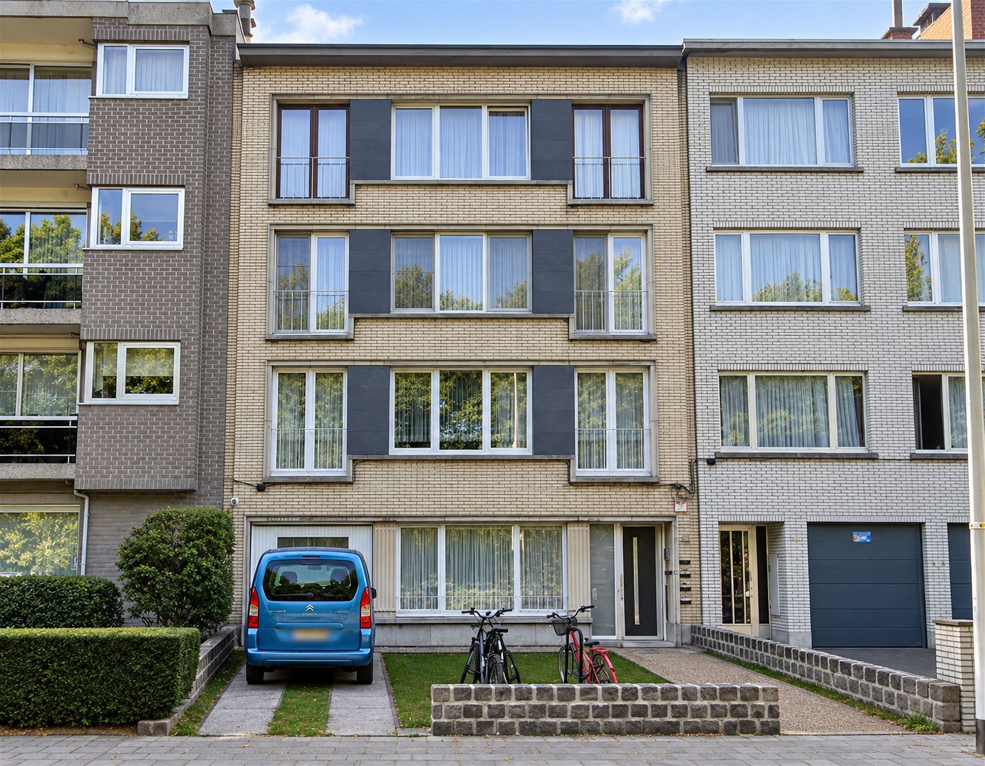 Gelijkvloers appartement met 2 slpk, garage en tuintje - foto 1