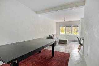 Ontdek deze gerenoveerde woning in Boom, gelegen op een gegeerde locatie in de nabijheid van Tomorrowland – een unieke troef die zorgt voor een levendige en dynamische omgeving.<br />De woning werd recent vernieuwd en combineert hedendaags wooncomfort. De lichtrijke leefruimte vormt het kloppend hart van de woning en vloeit harmonieus over in de functioneel ingerichte keuken, een badkamer met inloopdouche en een aparte wasplaats. Aansluitend bevindt zich een gezellige, onderhoudsvriendelijke kleine stadskoer.<br />Op de verdiepingen beschikt de woning over drie slaapkamers, perfect voor gezinnen of wie extra ruimte wenst voor een bureau of hobbykamer.<br />Ook op technisch vlak biedt deze woning volledige gemoedsrust: ze is asbestvrij en voorzien van een conforme elektriciteitsinstallatie, waardoor u zonder zorgen kan intrekken.<br />Een instapklare en kwalitatief gerenoveerde woning op een sterke locatie – ideaal als gezinswoning of slimme investering. Mis deze kans niet!