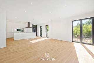 Voor meer info en foto’s, surf naar www.swevers.be – In de Pastorijstraat 39 in Koersel wacht een gloednieuwe, halfopen woning van 2025 op haar...