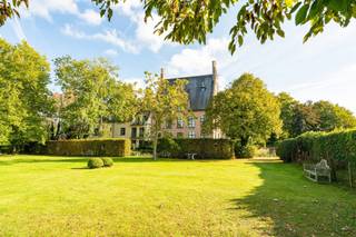 Assisted living flat of 70 m² with terrace, located in a unique setting and conveniently close to the center of Bruges. Layout: entrance hall, bright living room with open kitchen and direct access to the terrace, two bedrooms, and a bathroom. The residence is specifically designed for assisted living residents and offers, in addition to practical amenities, a cozy shared lounge and a beautiful garden, accessible to all residents of the 25 assisted flats. The flat is fully equipped with lighting. Visit by appointment: claire@immobeguin.be