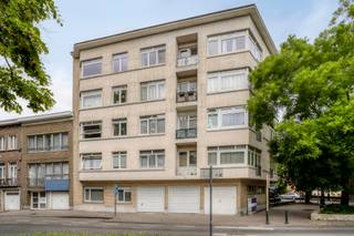 Ontdek dit prachtige en volledig gerenoveerde appartement, ideaal gelegen aan de Eugène Ysayelaan 105 te Anderlecht. Dankzij zijn uitstekende ligging geniet u hier van een perfecte combinatie van rust, groen en stedelijke bereikbaarheid.<br /><br />Het appartement bevindt zich in een aangename residentiële buurt, op wandelafstand van diverse parken en groene zones, waaronder het prachtige Astridpark. Daarnaast bevinden winkels, scholen, sportfaciliteiten, horecazaken en dagelijkse voorzieningen zich in de onmiddellijke omgeving. Ook op vlak van mobiliteit scoort deze locatie bijzonder sterk dankzij de nabijheid van metro-, tram- en bushaltes, evenals een vlotte verbinding naar het stadscentrum van Brussels, de Ring en de belangrijkste invalswegen. Een uitstekende Mobiscore maakt deze woonst extra aantrekkelijk voor wie zich vlot en duurzaam wil verplaatsen.<br /><br />Met een bewoonbare oppervlakte van circa 63 m² biedt dit appartement een comfortabele en doordachte indeling. Via de inkomhal bereikt u een afzonderlijk gastentoilet, gevolgd door een aangename leefruimte die geniet van veel natuurlijk licht. De aparte keuken biedt alle comfort voor dagelijks gebruik.<br /><br />Verder beschikt het appartement over een moderne badkamer uitgerust met een ruime inloopdouche en een volwaardige slaapkamer. Vanuit de slaapkamer heeft u rechtstreeks toegang tot het terras, waar u in alle rust kunt genieten van een moment buiten.<br /><br />Dankzij de volledige renovatie verkeert het appartement in uitstekende staat en is het volledig instapklaar. Hierdoor vormt het zowel een ideale eerste woning als een interessante investering.<br /><br />Bent u op zoek naar een instapklaar appartement op een uitstekende locatie in Anderlecht? Dan is dit eigendom zeker een bezoek waard.<br /><br />📞 Contacteer ons vandaag nog voor meer informatie of een bezoek ter plaatse.<br /><br />📧 nils.deblock@weinvest.be<br />📱 0497 248 251<br /><br />Stedenbouwkundige inlichtingen in aanvraag.