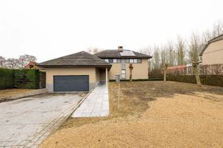 De prijs bedraagt een STARTPRIJS.Deze energiezuinige VILLA (met mogelijkheid tot praktijkruimte | BJ 2001-2002) is gelegen in het pittoreske Aarsele...