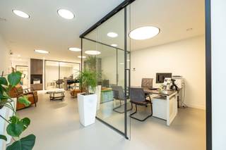 <p><span>Uitstekend gelegen handelspand/kantoor</span></p><p><span> </span></p><p><span>Luxueus ingericht handelspand of kantoor op commerciële ligging in het centrum van Brasschaat. Dit prachtig pand werd opgeleverd in 2017 en beschikt over een wachtruimte, drie of vier afgesloten bureauruimtes, tal van flexibele werkruimtes, een ingerichte keuken met vergaderzaal, 2 aparte toiletten, berging, fietsenberging en een extra ingang/uitgang achteraan.</span></p><p><span>Er werd gekozen voor de beste materialen: gietvloer, individuele vloerverwarming op aardgas, alarm, beveiligde ruimte met gewapend glas, beveiligde voordeur/achterdeur met 6-puntsluiting, electronica, hyper moderne verlichting, ventilatiesysteem D en de isolatienormen werden nagekomen.</span></p><p><span>Extra troeven: hyper modern ingericht, EPC label A, instapklaar, 145 m², 2de inkom/uitgang via de Vagevuurvelden, lage gemeenschappelijke kosten (50 euro), fietsenberging en voldoende parkeergelegenheden in de geburen. Meer info: <span>www.immogy.be</span></span><span> of 0477 28 92 45</span></p>