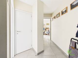 <p><span>Aan het stadspark in Sint-Truiden vinden we dit duplexappartement op de tweede en derde verdieping terug. </span></p><p><span>Het gebouw werd in de loop van 2006-2007 volledig gerenoveerd. Scholen, supermarkten, horeca, ... zijn allemaal op wandelafstand gelegen.</span></p><p><span>Het treinstation ligt om de hoek en biedt een snelle verbinding richting Hasselt, Leuven en Brussel. </span></p><p><span> </span></p><p><span>Het appartement beschikt over individuele tellers van de nutsvoorzieningen, wordt verwarmd op aardgas en heeft een conform gekeurde elektrische installatie.</span></p><p><span>Daarnaast beschikt het over een energiezuinig EPC-label B. </span></p><p><span> </span></p><p><span>Via de gemeenschappelijke trap bereiken we de tweede verdieping waar de centrale inkomhal te vinden is. Hier vinden we toegang tot de badkamer, een apart toilet en de leefruimte. Deze lichtrijke ruimte is opgedeeld met een woonkamer aan de voorzijde, een eetkamer en de open keuken. </span></p><p><span>Deze keuken is voorzien van alle nodige toestellen. </span></p><p><span>De trap in de woonkamer brengt ons naar het slaapgedeelte op de derde verdieping waar er twee ruime slaapkamers gelegen zijn alsook het privaat terras. </span></p><p><span>Ook in de kelderverdieping is er een bijhorende berging te vinden. </span></p><p><span> </span></p><p><span>Dankzij zijn gunstige ligging leent het appartement zich ook optimaal als een veilige investering. </span></p><p><span>Momenteel wordt het appartement verhuurd. </span></p><p><span> </span></p><p><span>Pluspunten:</span></p><p><span>- instapklaar</span></p><p><span>- 2 ruime slaapkamers</span></p><p><span>- in het centrum</span></p><p><span> </span></p><p><span>De vermelde bewoonbare oppervlakte is de netto-oppervlakte van het appartement met uitzondering van de kelder.</span></p><p><span> </span></p><p><span>EPC Gemeenschappelijke delen:</span></p><p><span>Certificaatnr: 20251113-0003730780-GD-2</span></p><p><span>Datum: 13/11/2025</span></p><p><span>Geldig tot: 13/11/2035</span></p>