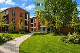 INSTAPKLAAR APPARTEMENT MET 2 SLAAPKAMERS – OVERDEKT TERRAS – 6% BTW MOGELIJK <br /><br />Dit instapklare en lichtrijke appartement in nieuwbouwproject Hof Berlamuze combineert eigentijds wooncomfort met een groene en rustige omgeving, op wandelafstand van de historische binnenstad van Lier. Het gebouw ligt aan de rand van het nieuw aangelegde binnengebied, met de voorgevel aan de Pettendonk en achteraan zicht op het autovrije, groene binnengebied dat recent werd aangeplant. <br /><br />De indeling is doordacht en praktisch: twee volwaardige slaapkamers, een open keuken en een lichtrijke leefruimte die harmonieus in elkaar overvloeien. De frisse muntkleurige keuken zorgt voor een subtiele, eigentijdse toets en is uitgerust met kwalitatieve toestellen en een werkblad in kwartscomposiet. Via het grote schuifraam stap je zo op het overdekte, inpandige terras. <br /><br />De badkamer is stijlvol ingericht en voorzien van een inloopdouche en een modern lavabomeubel. Het appartement is afgewerkt met kwalitatieve, onderhoudsvriendelijke materialen en uitgerust met energiezuinige vloerverwarming, wat garant staat voor een aangenaam warmtecomfort. <br /><br />Ondergrondse parking aanwezig. <br /><br />Verlaagd btw-tarief van 6% mogelijk – goed voor een besparing van € 39.000 (onder voorwaarden). <br /><br />Info of afspraak: www.hofberlamuze.be - wonen@fidesinvest.be - 03 232 54 00 