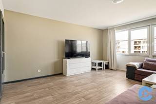 Op zoek naar een gezellig appartement met één slaapkamer op een centrale locatie in Deurne? Search no more!<br /><br />Gelegen op wandelafstand van winkels, scholen, horeca en openbaar vervoer geniet je hier van optimaal wooncomfort. Bovendien bereik je de Antwerpse Ring en het stadscentrum in een mum van tijd – ideaal voor wie mobiliteit belangrijk vindt.<br /><br />Het appartement bevindt zich op de tweede verdieping van het gebouw en omvat een inkomhal met directe toegang tot de aparte slaapkamer. De badkamer werd voorzien van een ligbad, toilet en lavabo. De woonkamer is zeer lichtrijk door de vele raampartijen en heeft een open keuken.<br /><br />Een uitstekende opportuniteit voor starters en investeerders die op zoek zijn naar een slimme investering!<br /><br />Heb je na het bekijken van de virtuele tour nog vragen? Of breng je graag een bezoek ter plaatse?<br /><br />Bel Dries op 0470/107 217.<br /> 