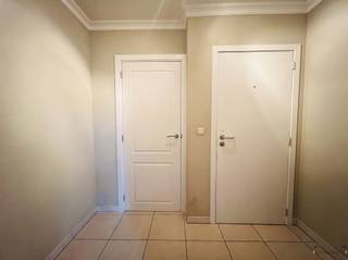 <p><span>Lichtrijk appartement in hartje Hamme</span></p><p><span> </span></p><p><span>Dit mooie appartement met zonnig terras (35m²) ligt op wandelafstand van de handelszaken en openbaar vervoer. </span></p><p><span>Het maakt deel uit van een kleinschalige residentie van 4 appartementen en is bereikbaar via trap of lift.</span></p><p><span> </span></p><p><span>De ruime inkomhal met extra gastentoilet geeft toegang tot de gezellige &amp; ruime leefruimte. De keuken is volledig geïnstalleerd en omvat een gasvuur, dampkap, koelkast en vaatwasmachine.</span></p><p><span>Tegenover de keuken is er een praktische berging/wasruimte.</span></p><p><span>De badkamer is voorzien van alle comfort: douche, enkele wastafel en toilet.</span></p><p><span>Verder beschikt het appartement over 2 slaapkamers. Van hieruit heeft u toegang tot het zongeöriënteerde terras.</span></p><p><span> </span></p><p><span>Een extra troef is de bovengrondse staanplaats vooraan het gebouw alsook een dubbele ondergrondse staanplaats (40m²). Bovendien is er nog een bijhorende kelderberging.</span></p><p><span> </span></p><p><span>Algemene kosten bedragen € 50/maand.</span></p><p><span> </span></p><p><span>Wenst u graag een afspraak?</span></p><p><span>Bezorg ons uw mailadres en wij nemen contact op!</span></p>