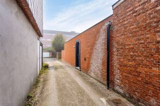 OOK TE HUUR aan 1.950 euro / maand - GRIJP DEZE MOOIE KANS OM LOKAAL TE ONDERNEMEN EN TE WONEN ! Komt hier jouw (nieuwe) stijlvolle winkel, restaurant, kantoor, praktijk... met woonst? Top gelegen, in het centrum én met voldoende parking! Dit bijzonder charmant en karaktervol gerenoveerd, instapklaar pand heeft vele mogelijkheden! Wonen en werken combineren? Perfect hier: instappen en starten! EPC C -label(GEEN RENOVATIEVERPLICHTING) - Er is een handige zij-ingang (voor leveranciers bv) en voor de afvalcontainers / fietsen. Het heeft echt de juiste uitstraling om zo uw mooie (nieuwe) zaak in te beginnen!De gebruikte materialen zijn allemaal van zeer degelijke kwaliteit: o.a. prachtige houten trappen, prachtige deuren, plankenvloeren, natuursteen etc. Er werd recent nog een nieuwe keuken geplaatst, zo zijn ook zijn de vloeren van woonkamer en keuken recent vernieuwd. Vanuit de woonkamer is er toegang tot de zuidgerichte tuin met tuinhuis en zij-ingang. Op de verdieping: 2 slaapkamers op plankenvloer en een mooie badkamer met 2 lavabo's met natuursteen afwerking, inloopdouche en toilet. Op de bovenste verdieping vinden we de masterbedroom met mooie houten balken. Verder nog een ruime, handige, bruikbare kelder. Plannen op www.bols.be. Bijzonderheden: Alarminstallatie en camera's aanwezig, waterverzachter, centraal stofzuigsysteem. De handelsruimte is 75 m² (etalage van 6,20m), uit te breiden tot ca 105 m² want daarachter is een ruimte van 20 m² en aansluitend een ruimte van 20 m² met toilet, wasplaats (Voorheen restaurant, dus ruimtes kunnen eenvoudig terug omgevormd worden tot keuken en wasruimte keuken): aansluitingen aanwezig)). Niet gelegen in een overstromingsgebied. Geen onroerend erfgoed.