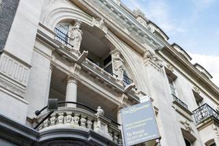 Monumentale herenwoning naar het ontwerp van architect Jean Baptiste Vereecken uit 1889. Het eigendom is gesitueerd nabij het Koning Albert- en Harmoniepak nabij verscheidene invalswegen. <br /><br />Een Eclectische voorgevel met sierlijke plint en pui uit blauwe hardsteen is verder opgebouwd in witte natuursteen. Een balkon op de eerste en tweede verdieping zijn afgewerkt met Dorische zuilen en twee hermbeelden. Een dubbele poortdeur geeft toegang tot een royale inkomhal waar het Eclecticisme wordt doorgetrokken.<br />Het schoonverdieping bestaat uit een salon, eetkamer en aansluitend tuinkamer. De ruimtes worden gekenmerkt door hoge plafonds, originele parketvloeren in combinatie met houten lambrisering en een originele haardmantel. De tuinkamer geeft toegang tot het terras en leidt vervolgens naar een ruime keuken die is ondergebracht in het voormalige koetshuis. <br />Een centrale trapzaal verbindt de verdiepingen waar zich verscheidene slaap- en badkamers bevinden. <br /><br />Een grote souterrain loopt onder de gehele herenwoning. <br /><br />Het koetshuis herbergt bijkomende verscheidene bergruimtes in de voormalige stallen. <br /><br />De achteringang van de woning biedt mogelijkheden tot parkeren. <br /><br />Het eigendom heeft steeds dienst gedaan als feestzaal met traiteuractiviteiten.