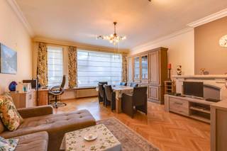 Dit appartement is uitstekend gelegen op <strong>wandelafstand van het centrum van Sint-Niklaas.</strong> Je vindt er tal van winkels, gezellige horecazaken en openbaar vervoer. Bovendien bevindt het stadspark zich vlakbij, ideaal om even te ontsnappen aan de drukte en te genieten van de groene omgeving.<br /><br />Het appartement beschikt over een ruime inkomhal die toegang geeft tot alle vertrekken. De lichtrijke woonkamer bevindt zich aan de straatzijde en beschikt over een mooie houten vloer in visgraatmotief. De keuken geeft rechtstreeks toegang tot het <strong>ruime terras </strong>achteraan, een fijne extra troef van het appartement.<br />Verder zijn er <strong>twee slaapkamers</strong>, beide voorzien van rolluiken. De badkamer beschikt over een douche, lavabo en toilet. Daarnaast is er een apart gastentoilet en een praktische berging aanwezig.<br /><br />Het appartement is <strong>onmiddellijk beschikbaar </strong>en dit voor <strong>een huurprijs van € 850/maand + provisie onkosten € 150/maand </strong>(verwarming en warm water).<br /><em>Koud water en elektriciteit zijn individueel en worden afgerekend via eigen tellers.</em><br /><br />Voor het plannen van een bezoek kan je bellen naar 03/502.98.74 of <strong>mailen naar cvg@claves.be.</strong>