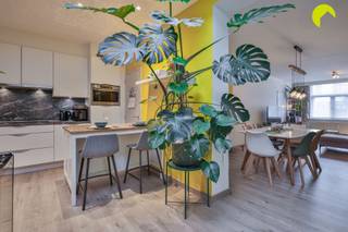 <p><span>Wandel of fiets door de Gallifortlei met zijn vele buurtwinkels en restaurantjes en je ervaart een echt dorpsgevoel. Voorzieningen zoals openbaar vervoer en scholen bevinden zich op wandelafstand. Ook het mooie Rivierenhof ligt vlakbij.</span></p><p><span>In deze gezellige straat vinden we op huisnummer 180 een charmante pand uit 1932 dat werd opgedeeld in 2 appartementen. Ben jij op zoek naar een instapklare benedenverdieping? Dan is dit appartement iets voor jou!</span></p><p><span>Als kers op de taart is er nog een buitenruimte klein maar fijn! De basisakte voorziet de mogelijkheid om nog een dakterras te realiseren.</span></p><p><span> </span></p><p><span>Het appartement kreeg de voorbije jaren meerdere updates; zo werd het plat dak 10 jaar geleden vernieuwd en voorzien van 10 cm isolatie, de keuken (ixina) en de koepels werden vernieuwd in 2020 en de badkamer kreeg in 2023 een stijlvolle make-over.</span></p><p><span>In datzelfde jaar werd er airco voorzien in de slaapkamer. Het appartement heeft een gunstig epc C-label en de elektriciteit is conform tot 2047.</span></p><p><span>De 2de kamer met lichtkoepel doet momenteel dienst als logeerkamer maar kan ook dienen als babykamer, bureau of hobbykamer.</span></p><p><span>Tot slot is er nog een handige kelder met heel wat opbergruimte. De tellers zijn allemaal apart, er zijn dus geen gemeenschappelijke kosten; nog een pluspunt!</span></p><p><span> </span></p><p><span>Graag som ik de troeven nog even voor je op:</span></p><p><span>- fijne buurt</span></p><p><span>- instapklaar appartement</span></p><p><span>- 1 à 2 slaapkamers</span></p><p><span>- geen gemeenschappelijke kosten</span></p><p><span>- stadskoertje</span></p><p><span> </span></p><p><span>Nuttige informatie:</span></p><p><span>- EPC 212 kWh / (m² jaar)</span></p><p><span>- Asbestveilig</span></p><p><span>- P-score D en G-score D</span></p><p><span>- Beschikbaar uiterlijk half november 2026</span></p><p><span> </span></p><p><span>Oppervlakte volgens meting EPC</span></p><p><span> </span></p><p><span>Voor een bezoek ter plaatse kan u ons contacteren op het nummer 03 449 42 41 of mail ons via hallo@habicom.be.</span></p><p><span>Benieuwd naar de waarde van jouw woning?  Check het gratis op <span>www.watismijnhuiswaard.be</span></span></p><p><span> </span></p><p><span><br /> </span></p>