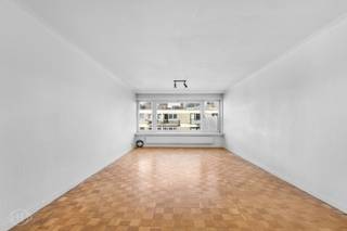 Op een aangename locatie aan de Fonteinstraat 139 bevindt zich dit ruime en lichtrijke appartement van ca. 102 m², gelegen op de zesde verdieping van een gebouw met lift. Het appartement loopt van de voor- tot achterzijde van het gebouw en beschikt over een ruime leefruimte, een recent vernieuwde keuken, een vernieuwde badkamer en apart toilet. Verder zijn er een ruime master bedroom, een tweede kleinere slaapkamer en nog een afzonderlijke ruimte die perfect kan dienen als bureau, kinderkamer of hobbyruimte. Aan de achterzijde bevindt zich een aangenaam terras met een mooi open uitzicht, een absolute troef dankzij de hoge ligging. Daarnaast zijn een inpandige autostaanplaats en private kelderberging inbegrepen, wat het dagelijkse comfort compleet maakt. De huurprijs bedraagt €1.395/maand, de provisie voor gemeenschappelijke kosten, water en verwarming bedraagt €180/maand. Elektriciteit en internet zijn individueel af te sluiten. Het appartement is onmiddellijk beschikbaar en wordt bij voorkeur verhuurd voor een langere termijn (minstens 3 jaar). Interesse of graag een bezoek? Contacteer ons via info@homies.be of 016 15 37 11. HOMIÉS, an Eye for Immo.<br />