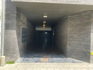 Deze gesloten garagebox te huur is gelegen langs de Torhoutsesteeenweg te Oostende, nabij Petit Paris, op wandelafstand van het strand, bruisende stadscentrum en het Prinses Stefanieplein. geautomatiseerde poort!<br /><br />Breedte: 2,75 m<br />Diepte: 5,30 m<br />Hoogte: 2 m<br />(Breedte van de automatische poort: 2,55m)<br />De inrit in voorzien via de Toekomststraat. <br /><br />Deze garagebox is voorzien van elektriciteit en verlichting. De garagebox is beschikbaar: onmiddelijk <br />syndicuskosten inbegrepen<br /><br />Op zoek naar een garagebox te huur? Contacteer ons voor een afspraak ter plaatse.