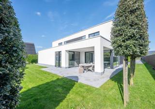 <p>Exclusieve villa met hoogstaande afwerking – Knokke, Kragendijk</p>
<p>Deze luxueuze woning op een perceel van 880 m² ligt in een rustige buurt van Knokke en biedt een royale bewoonbare oppervlakte van 438 m², verdeeld over twee verdiepingen. Een perfecte combinatie van ruimte, stijl en modern wooncomfort.</p>
<p>Indeling: Het gelijkvloers verwelkomt je met een ruime inkomhal, maatwerk vestiairekast, designverlichting en plafondhoge deuren in glas/metaal. De leefruimte is afgewerkt met eiken parket, inbouwspots met dimmers en elegante raamdecoratie. De open keuken is uitgevoerd in Nano Nero/Bianco met een zwart granieten werkblad en voorzien van kwaliteitsvolle inbouwtoestellen van Bosch en Novy.</p>
<p>Verder is er een gastentoilet met stijlvol wastafelmeubel en een garage voor 5 à 6 wagens, uitgerust met parkeerbrug, uitgietbak en dubbele sectionale poorten.</p>
<p>Verdieping: Boven zijn er 3 volwaardige slaapkamers met parket, inbouwverlichting en elektrische rolluiken. De master beschikt over een ruime dressing en een luxe badkamer met vrijstaand bad, inloopdouche en maatmeubilair. Er is tevens een multifunctionele bureauruimte of 4e slaapkamer, ingericht met biljarttafel en ingebouwde kasten.</p>
<p>Tuin: De volledig aangelegde tuin is voorzien van een blauwsteen terras, overdekt zithoekje met verlichting, een tuinhuis, maatwerk poorten en oprit met meerdere parkeerplaatsen. Het terrein is volledig afgesloten en biedt volledige privacy.</p>
<p>Een instapklare woning op toplocatie in Knokke – ideaal voor wie houdt van ruimte, luxe en verfijning.</p>