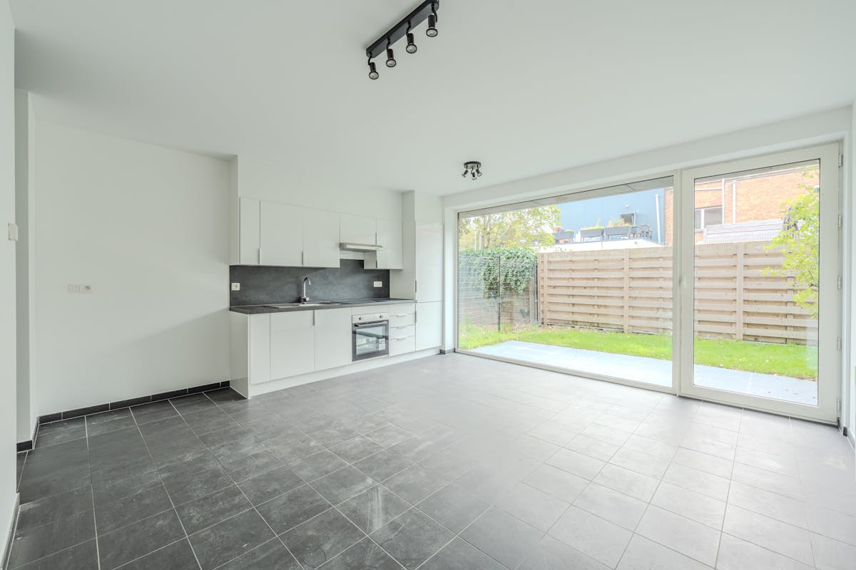 Lichtrijke studio met slaaphoek en met tuintje te Bredene - foto 4