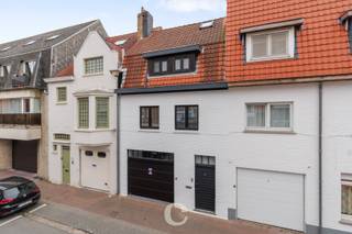 Luxueus gerenoveerde woning met 3 ruime slaapkamers in het centrum van Knokke.De woning is volledig gerenoveerd met oog voor kwaliteit en...
