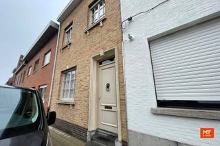 <strong>Woning met 3 slaapkamers te huur</strong><br /><br /><strong>Indeling:</strong><br />Gelijkvloers: inkomhal, keuken, woonkamer, eetkamer, gastentoilet, badkamer, wasplaats, tuin met tuinhuis<br />1ste verdiep: 2 slaapkamers<br />2de verdiep: 1 slaapkamer en zolderruimte<br />-1: kelder<br /><br /><strong>Huurprijs: € 875/maand</strong><br /><br />Graag een bezoekje plannen? Vul de inlichtingenfiche in onderaan onze website